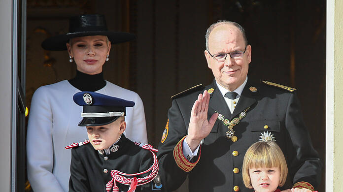 Fürst Albert von Monaco mit Ehefrau Charlène und den beiden Kindern Jacques sowie Gabriella