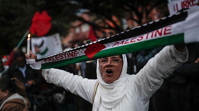 Menschen nehmen im kolumbianischen Bogota an einer Mahnwache für Palästinenser teil. Menschen nehmen im kolumbianischen Bogota an einer Mahnwache für Palästinenser teil.