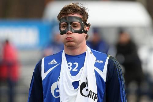 Muss mit MAske spielen: Schalkes Ersatzkeeper Ralf Fährmann.
