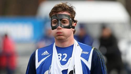 Muss mit MAske spielen: Schalkes Ersatzkeeper Ralf Fährmann. Muss mit MAske spielen: Schalkes Ersatzkeeper Ralf Fährmann.