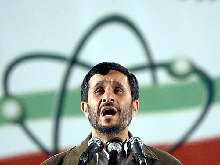 Irans Präsident Mahmud Ahmadinedschad vor dem Atomzeichen. Die Welt fürchtet Nuklearwaffen in seinen Händen.