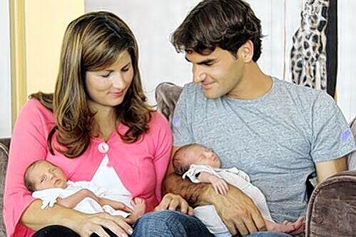 Familienglück: Roger Federer mit Ehefrau Mirka und den Zwillingen Charlene Riva und Myla Rose, die im Juli 2009 zur Welt kamen.