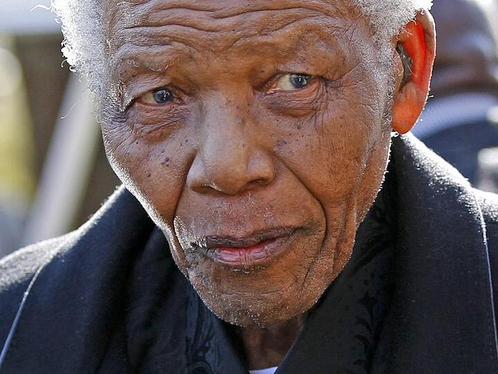 Der 92-jährige Nelson Mandela liegt im Krankenhaus - ganz Südafrika ist besorgt.