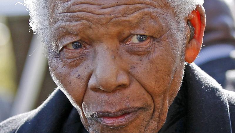 Der 92-jährige Nelson Mandela liegt im Krankenhaus - ganz Südafrika ist besorgt. Der 92-jährige Nelson Mandela liegt im Krankenhaus - ganz Südafrika ist besorgt.