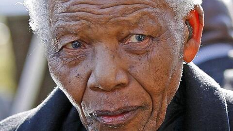Der 92-jährige Nelson Mandela liegt im Krankenhaus - ganz Südafrika ist besorgt.