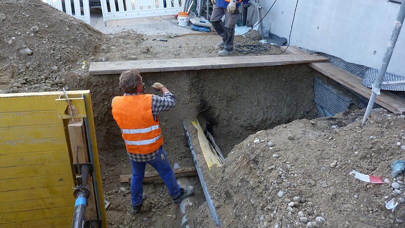 Zweimal 10 000 Volt gekappt: die beschädigte Starkstromleitung in der Wotanstraße.