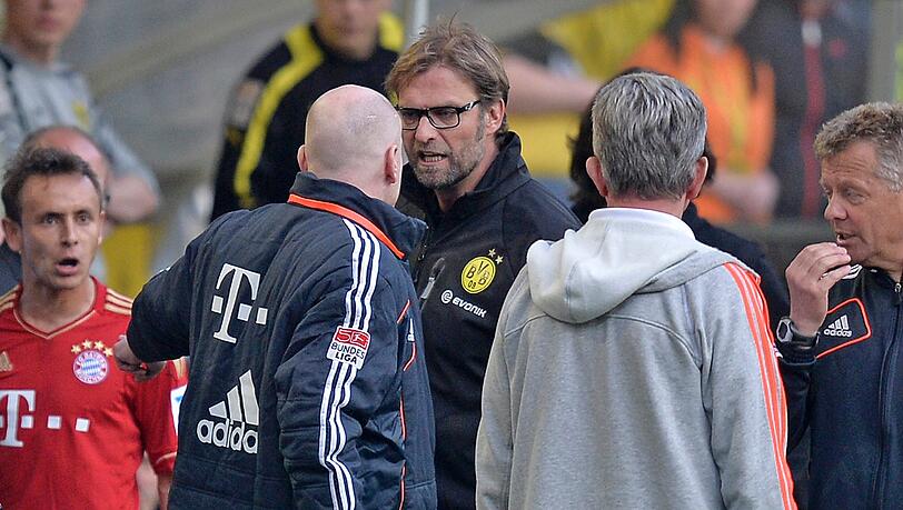Beim 1:1 in Dortmund am 4. Mai geraten Sammer und Klopp wegen Rafinhas Roter Karte aneinander, stehen sich Nase an Nase gegenüber. Das Champions-League-Finale rückt näher. Beim 1:1 in Dortmund am 4. Mai geraten Sammer und Klopp wegen Rafinhas Roter Karte aneinander, stehen sich Nase an Nase gegenüber. Das Champions-League-Finale rückt näher.