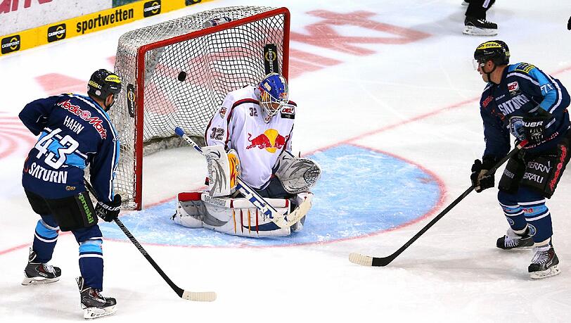 Eine mehr als typische Spielsituation beim EHC: Keeper Jochen Reimer wird von seinen Vorderleuten im Stich gelassen und sieht sich beim 0:4 gegen Ingolstadt mit Derek Hahn (l.) und Travis Turnbull einer Übermacht gegenüber. Am Ende hieß es 1:4. Eine mehr als typische Spielsituation beim EHC: Keeper Jochen Reimer wird von seinen Vorderleuten im Stich gelassen und sieht sich beim 0:4 gegen Ingolstadt mit Derek Hahn (l.) und Travis Turnbull einer Übermacht gegenüber. Am Ende hieß es 1:4.