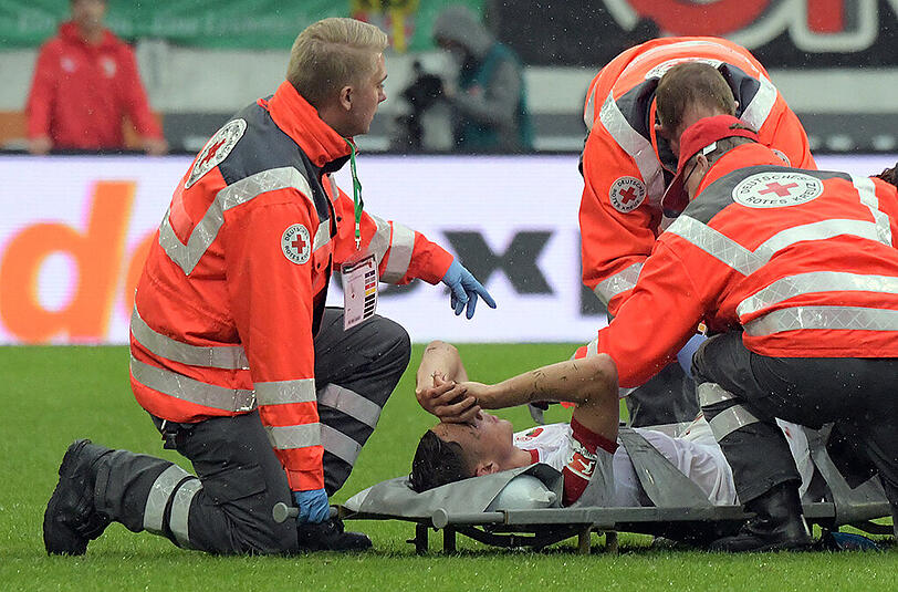 Der Augsburger Dominik Kohr musste in der Kabine mit Morphium versorgt werden.