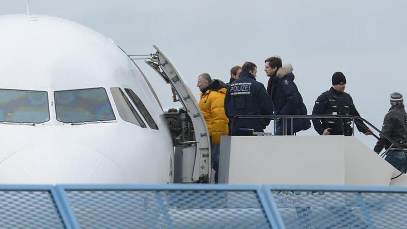 Abgelehnte Asylbewerber steigen im Rahmen einer Sammelabschiebung in ein Flugzeug.