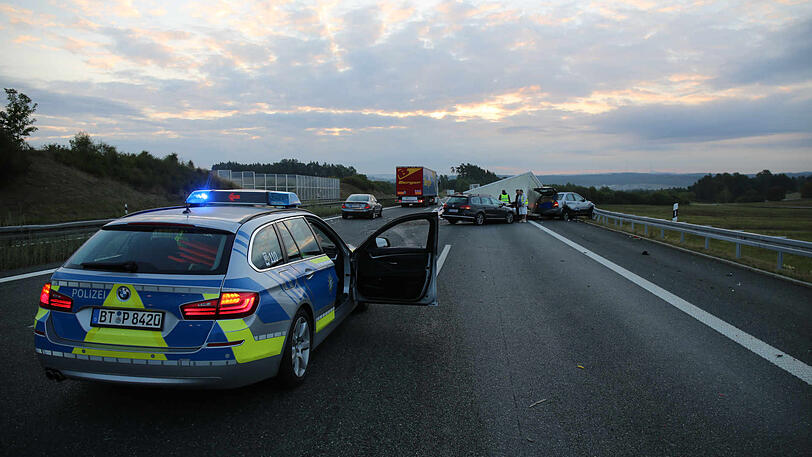 Weitere Bilder von der Unfallstelle auf der A9 bei Bayreuth.