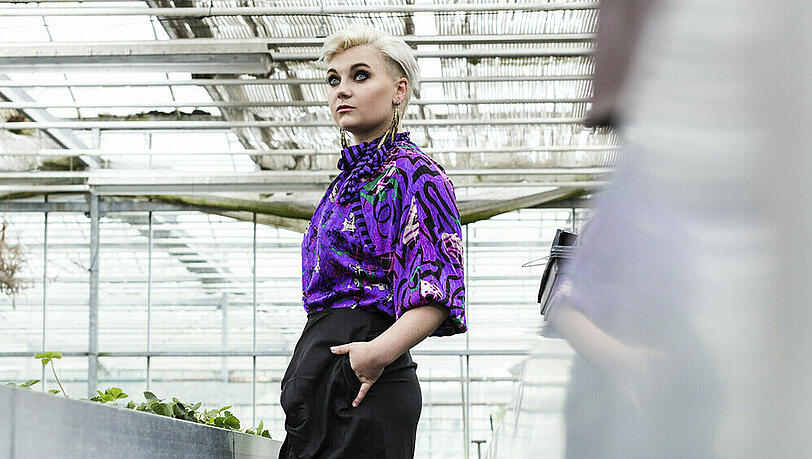 Sängerin ela. kombiniert urbanen Style mit schicker Kleidung. Sängerin ela. kombiniert urbanen Style mit schicker Kleidung.