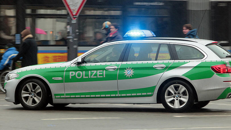 Die Polizei sucht eine an einem Unfall beteiligte Autofahrerin. (Symbolbild)