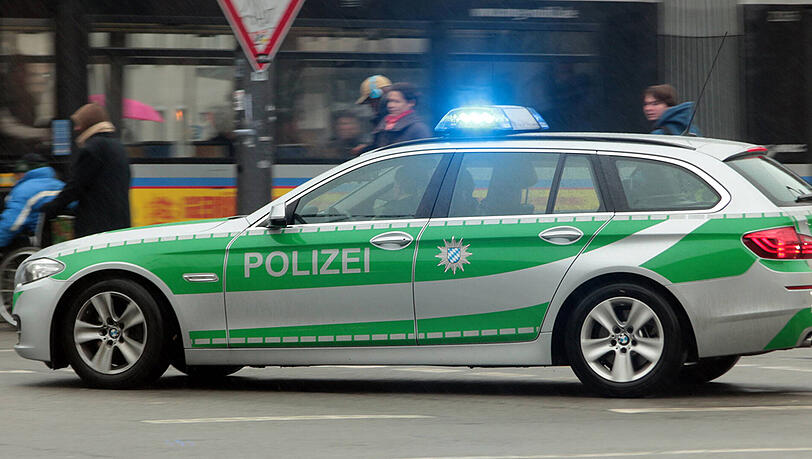Die Polizei sucht eine an einem Unfall beteiligte Autofahrerin. (Symbolbild) Die Polizei sucht eine an einem Unfall beteiligte Autofahrerin. (Symbolbild)