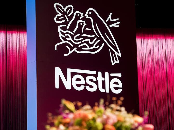 Das Logo des weltweit größten Lebensmittel- und Getränkekonzerns Nestlé.
