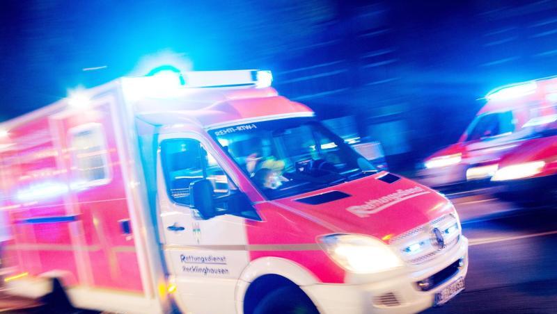 Ein Rettungswagen der Feuerwehr fährt mit Blaulicht durch eine Straße. Foto: Marcel Kusch/Archivbild Ein Rettungswagen der Feuerwehr fährt mit Blaulicht durch eine Straße. Foto: Marcel Kusch/Archivbild