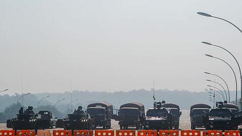 Militärfahrzeuge stehen in Naypyitaw an einer Straßensperre, die zum Parlamentsgebäude führt. Das Militär hat die zivile Führung Myanmars um Suu Kyi entmachtet und einen einjährigen Ausnahmezustand verhängt.