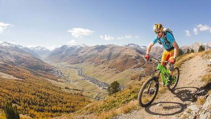 Mountainbiken am Höhenweg oder entspannt wandern im Tal – geht alles rund ums Hotel, das in einer großartigen Bergwelt liegt. Mountainbiken am Höhenweg oder entspannt wandern im Tal – geht alles rund ums Hotel, das in einer großartigen Bergwelt liegt.