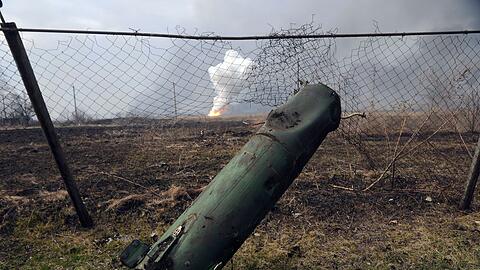 Der Teil einer Rakete liegt auf dem Boden vor einem brennenden Munitionslager in der Nähe der ostukrainischen Stadt Balaklija (Ukraine).