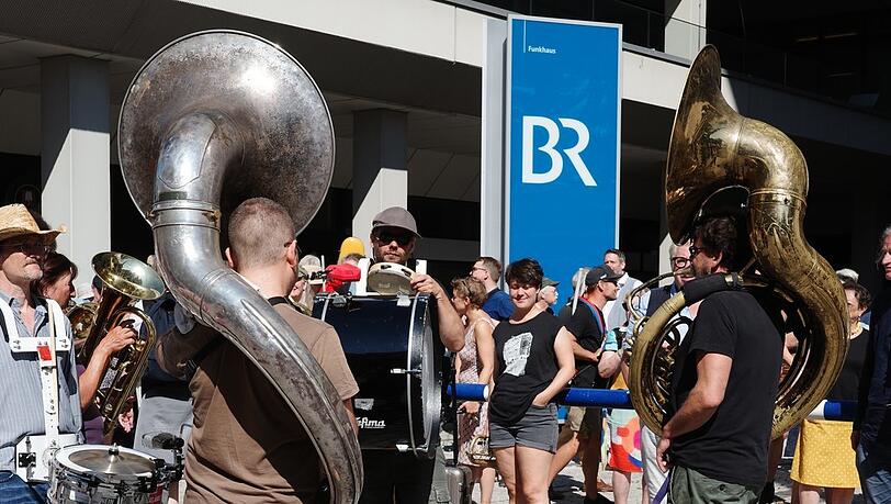 Die Demonstration vor dem BR-Hochhaus – die Forderungen der Protestler bleiben wohl unerhört. Die Demonstration vor dem BR-Hochhaus – die Forderungen der Protestler bleiben wohl unerhört.