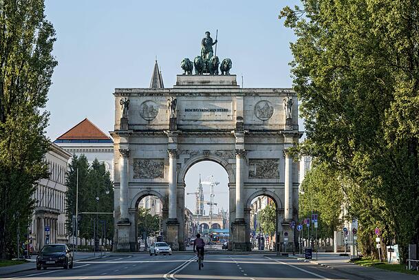 In der Nähe des Siegestores in der Leopoldstraße, da war das erste Stadion des FC Bayern. In der Nähe des Siegestores in der Leopoldstraße, da war das erste Stadion des FC Bayern.