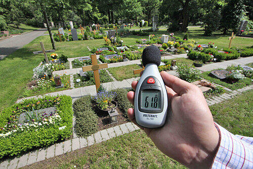 Totenstille ist eine Illusion: An einem beschaulichen Nachmittag zeigte das Messgerät am Westfriedhof über 60 dB an.