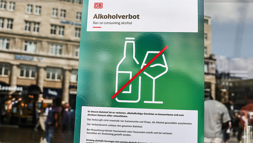 Ein Hinweisschild auf das Alkoholverbot hängt am Eingang zum Kölner Hauptbahnhof. Ein Hinweisschild auf das Alkoholverbot hängt am Eingang zum Kölner Hauptbahnhof.