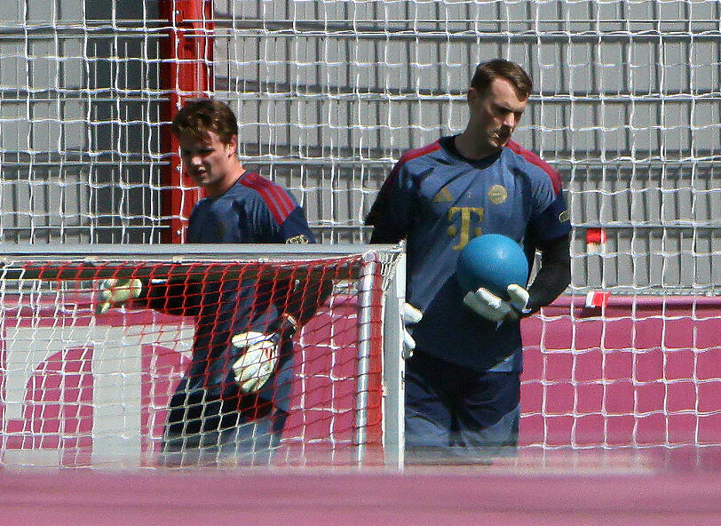 Gutes Verhältnis: Neuer und Jonas Urbig (l.). Gutes Verhältnis: Neuer und Jonas Urbig (l.).