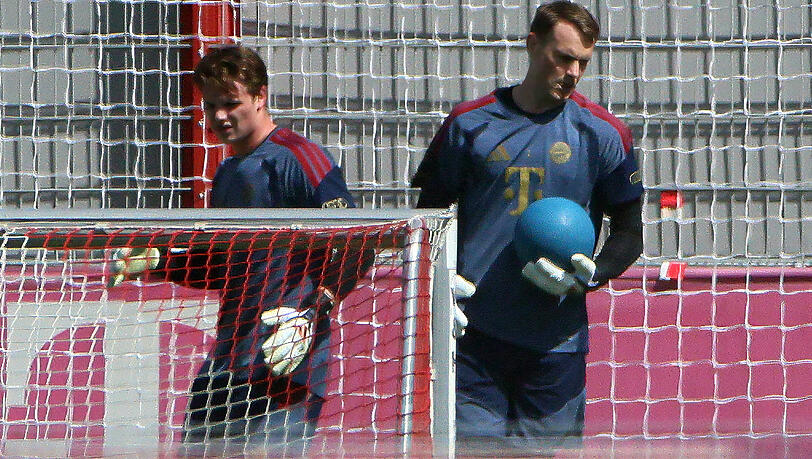 Gutes Verhältnis: Neuer und Jonas Urbig (l.). Gutes Verhältnis: Neuer und Jonas Urbig (l.).