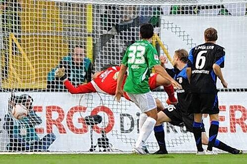 Perfekter Einstand: Der 19-jährige Danijel Aleksic (Nummer 33) trifft zum 1:0 gegen den FSV Frankfurt.