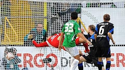 Perfekter Einstand: Der 19-jährige Danijel Aleksic (Nummer 33) trifft zum 1:0 gegen den FSV Frankfurt.