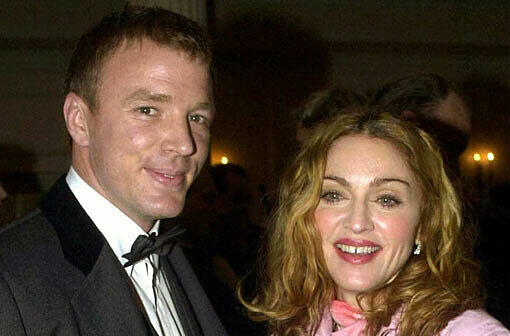MADONNA und GUY RITCHIE: Nacht rund acht Jahren Ehe verkündete das Paar im November 2008 die geplante Scheidung. Die beiden lebten hauptsächlich in London. Regisseur Ritchie bekam angeblich etwa 50 Millionen Pfund (heute rund 60 Millionen Euro).