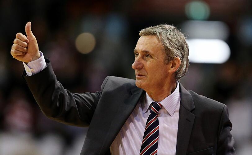Daumen hoch! Nur die Defense muss besser werden: Bayern-Trainer Svetislav Pesic.