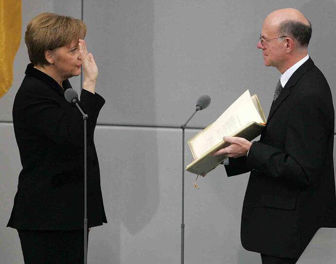 Bundeskanzlerin Angela Merkel (CDU, l.) gibt gegenüber dem Bundestagspräsidenten Norbert Lammert (CDU, r.) den Amtseid am Dienstag (22.11.2005) in Berlin im Bundestag ab. Amtseid Merkel