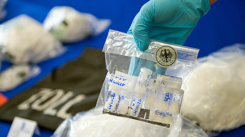 2013: Größter Crystal-Fund in der Geschichte der Bundesrepublik: 20 Kilogramm am Münchner Flughafen sichergestellt.