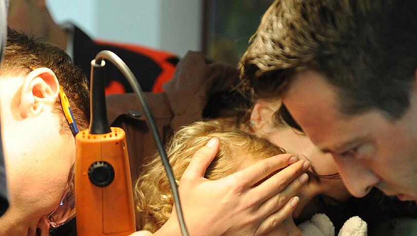 Chloe konnte ihre Lieblingsfigur einfach nicht loslassen. Die Feuerwehr musste anrücken um die Zweijährige zu befreien. Chloe konnte ihre Lieblingsfigur einfach nicht loslassen. Die Feuerwehr musste anrücken um die Zweijährige zu befreien.