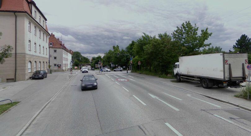 Etwa auf dieser Höhe der Dachauer Straße wollte der Rentner die Fahrbahn überqueren.