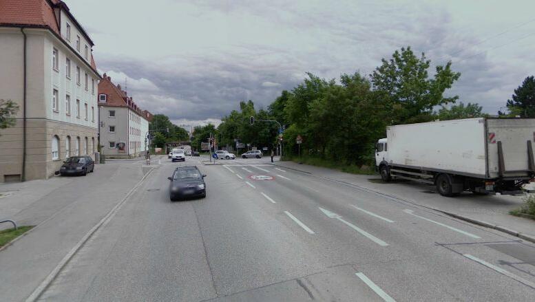Etwa auf dieser Höhe der Dachauer Straße wollte der Rentner die Fahrbahn überqueren. Etwa auf dieser Höhe der Dachauer Straße wollte der Rentner die Fahrbahn überqueren.