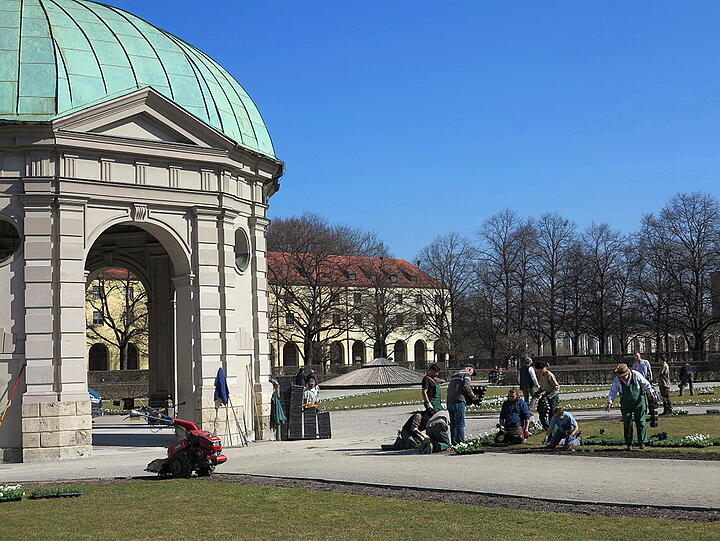 Die Stadtgärtner setzen die ersten Frühlingsblumen ein.