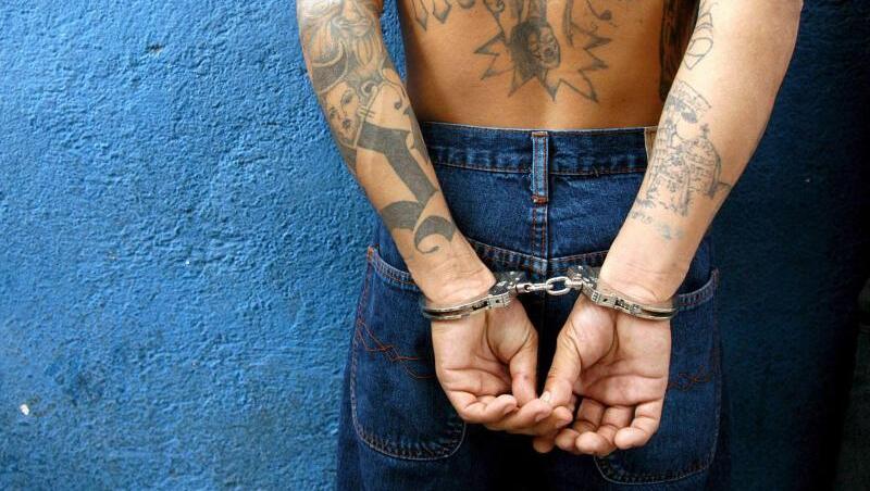Auf dem Archivbild steht ein Mitglied der Verbrecherbande "Mara Salvatrucha" (M-13) nach seiner Festnahme mit Handschellen an einer Wand. Auf dem Archivbild steht ein Mitglied der Verbrecherbande "Mara Salvatrucha" (M-13) nach seiner Festnahme mit Handschellen an einer Wand.