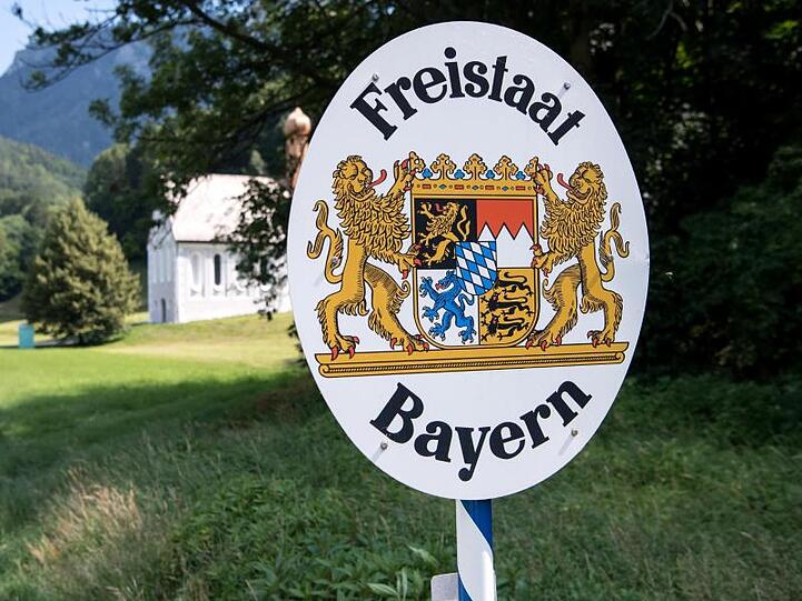 Schild unweit der Grenze von Bayern zu Österreich.