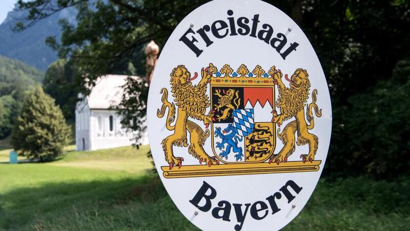 Schild unweit der Grenze von Bayern zu Österreich. Schild unweit der Grenze von Bayern zu Österreich.