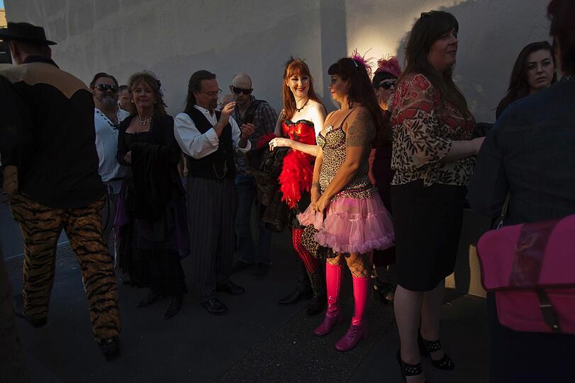 Anstehen für die Show: Burlesque-Fans haben sich für den Event voll in Schale in geworfen...