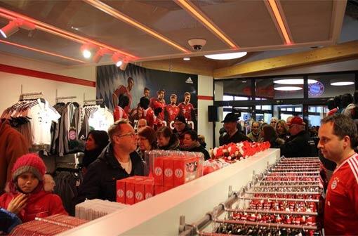 Schals, Trikots und 800 weitere Artikel hat der Fan-Shop im Sortiment.