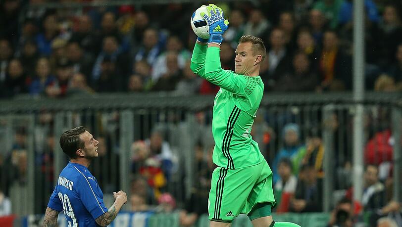 MARC ANDRÉ TER STEGEN: NOTE 3.
Im Duell der Champions-League-Final-Torhüter blieb der Mann vom FC Barcelona gegen Juventus’ Buffon deutlich siegreich. Einmal ziemlich leichtsinnig (35.). MARC ANDRÉ TER STEGEN: NOTE 3.
Im Duell der Champions-League-Final-Torhüter blieb der Mann vom FC Barcelona gegen Juventus’ Buffon deutlich siegreich. Einmal ziemlich leichtsinnig (35.).