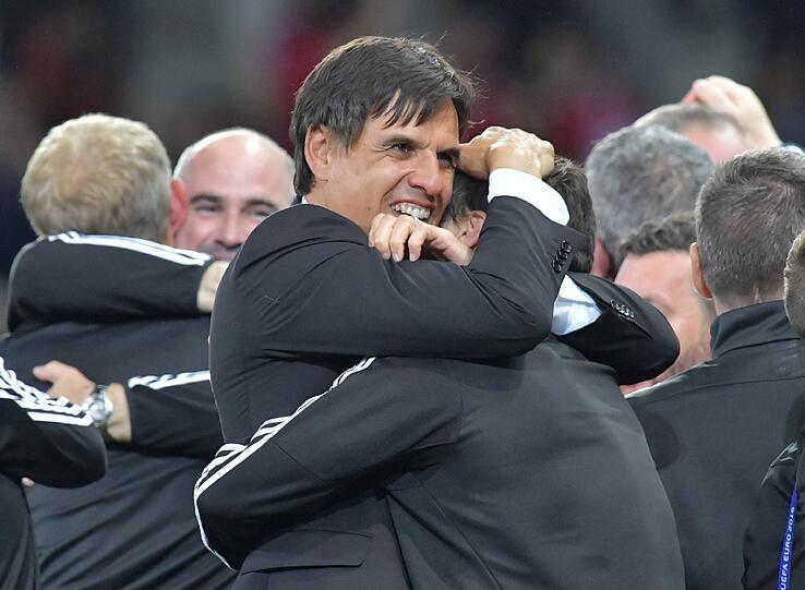 Trainer Chris Coleman feiert den Wahnsinns-Erfolg seiner Mannschaft.