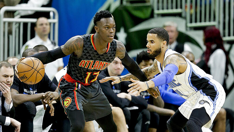 Dennis Schröder (links - im Duell mit D.J. Augustin) überzeugte gegen Orlando Magic als Top-Scorer mit 18 Punkten und gab zudem sieben Assists.