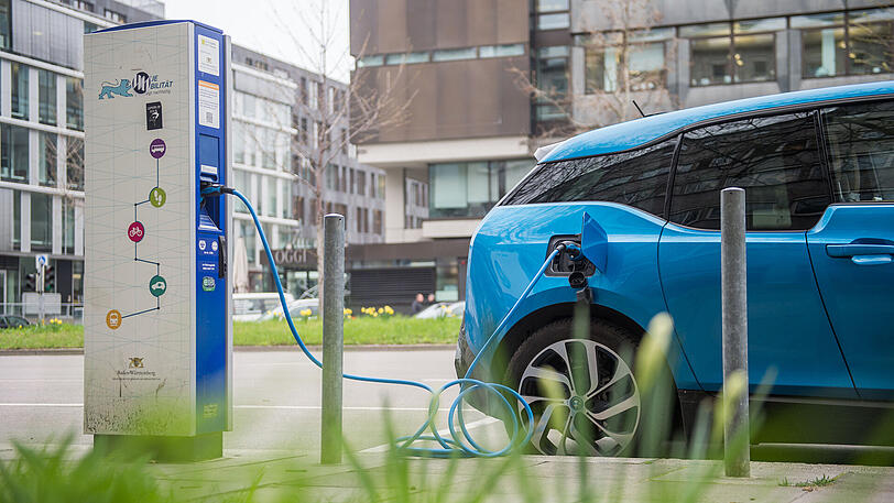 Laden eines Elektrofahrzeugs während der IAA. Der Absatz von Fahrzeugen mit alternativen Antrieben steigt weiter.