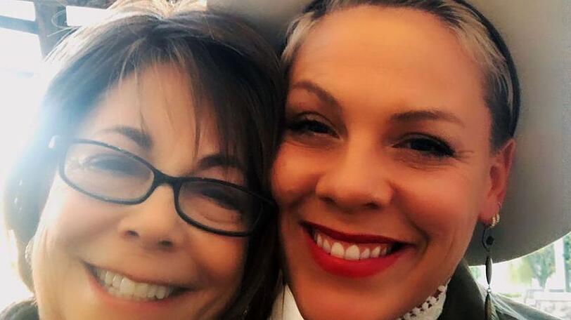Pink zeigt sich freudestrahlend an der Seite ihrer Mutter Judy