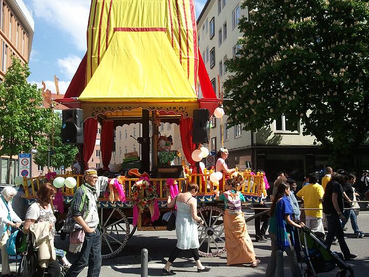 Auf dem Wagen: ein Bildnis des Gottes Jagannath, dem Herrn des Universums.